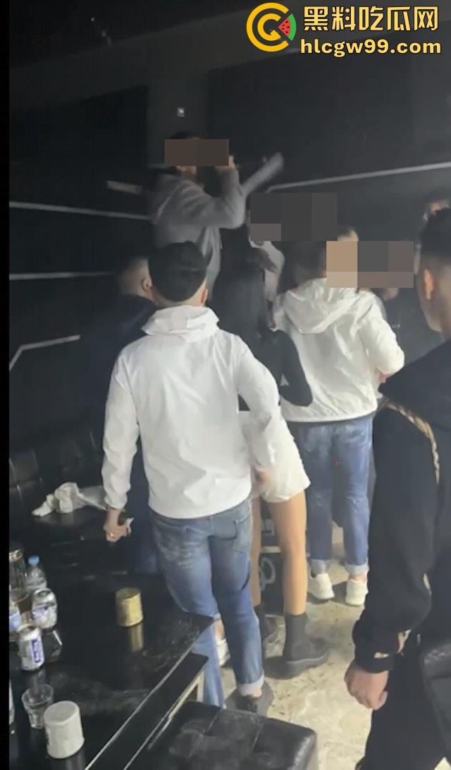 现实黑社会香港选坐馆前的争斗，【胜和】骨干被【新义安】众刀手驾车包抄，乱刀追砍搏杀至死-4