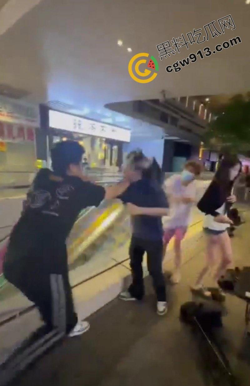 四川成都万达广场上演现实版古惑仔血战，精神小伙火爆互殴，商场一片狼藉，网友直呼比电影更震撼-5