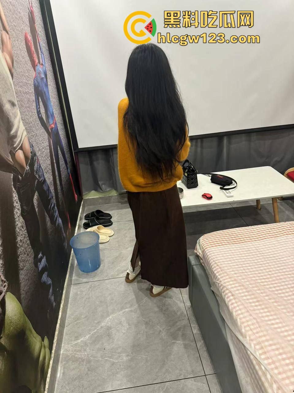 社交软件约炮极品大学生 见面就直接干 一边接电话一边后入 完全顶不住全射进去了！-4