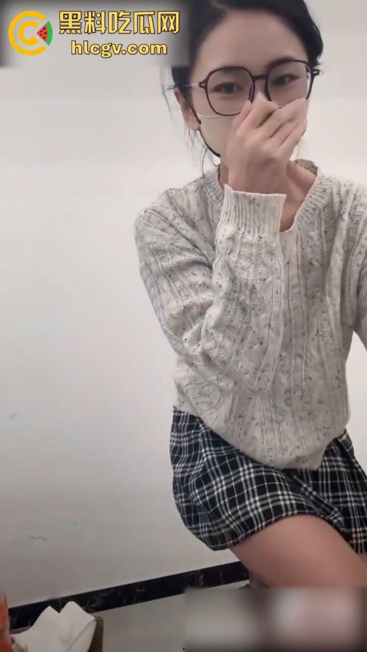 女主播【娇娇】真空献逼示范自动肉棒单车 淫水白浆直播间秒封禁-1