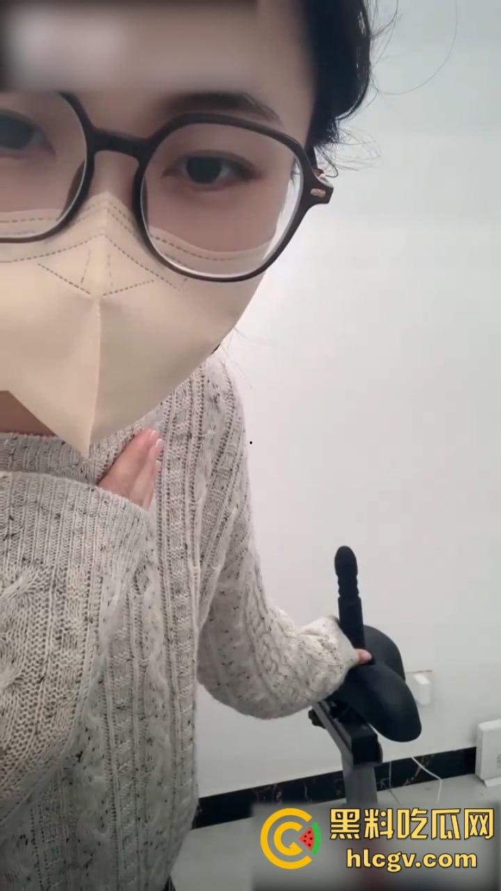 女主播【娇娇】真空献逼示范自动肉棒单车 淫水白浆直播间秒封禁-6