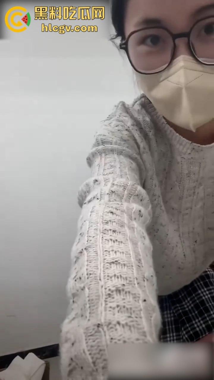 女主播【娇娇】真空献逼示范自动肉棒单车 淫水白浆直播间秒封禁-9