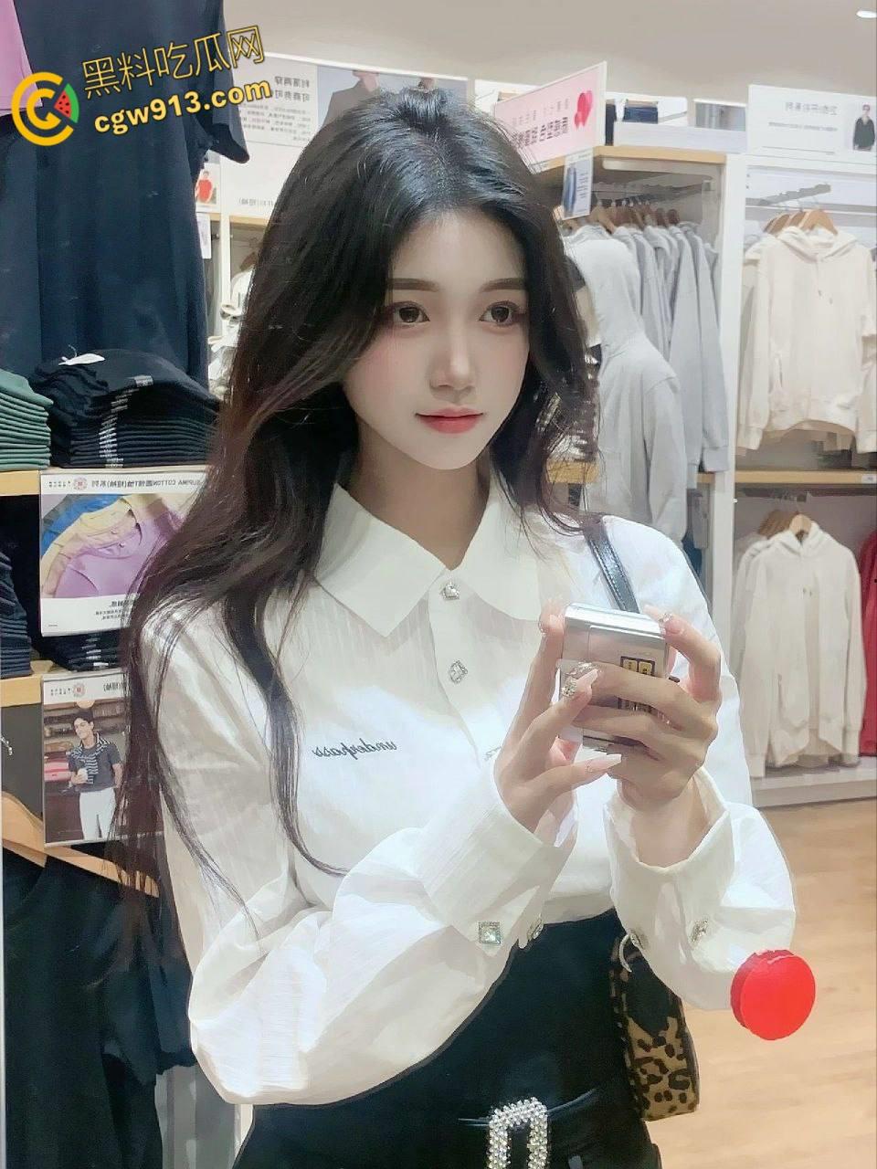 快要开学饥渴难耐的妹妹，穿着性感高跟豹纹情趣套装，要跟我打离别炮，欲望高涨扒开内裤猛插小穴！-1