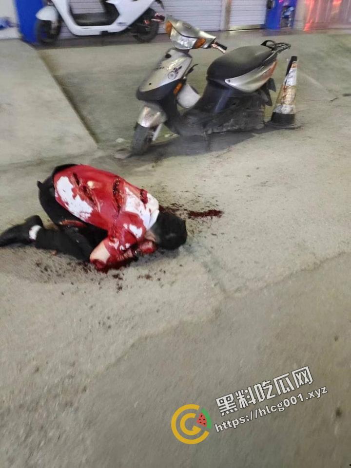 河池都安一男子因 老婆出轨当街化身狂怒刀子砍死情夫 再指着老婆破口大骂-1