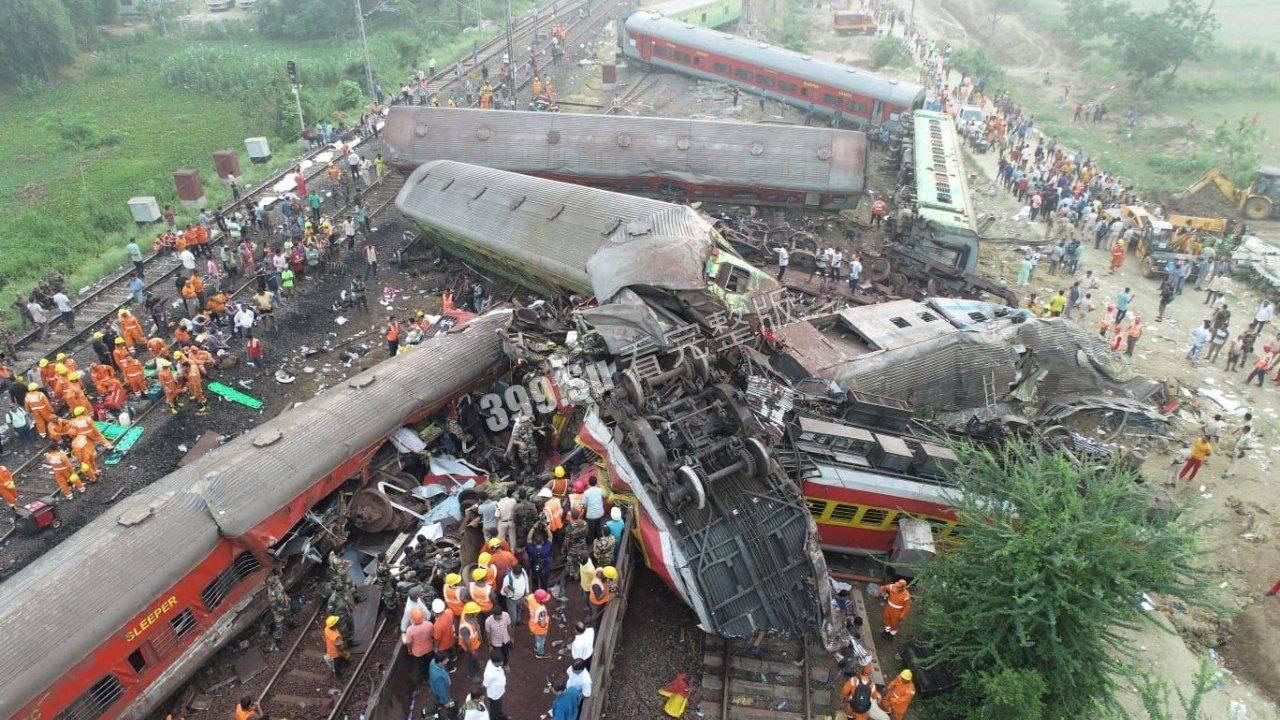 印度列车脱轨现场视频曝光，尸横遍野，尸体堆满整个仓库-1