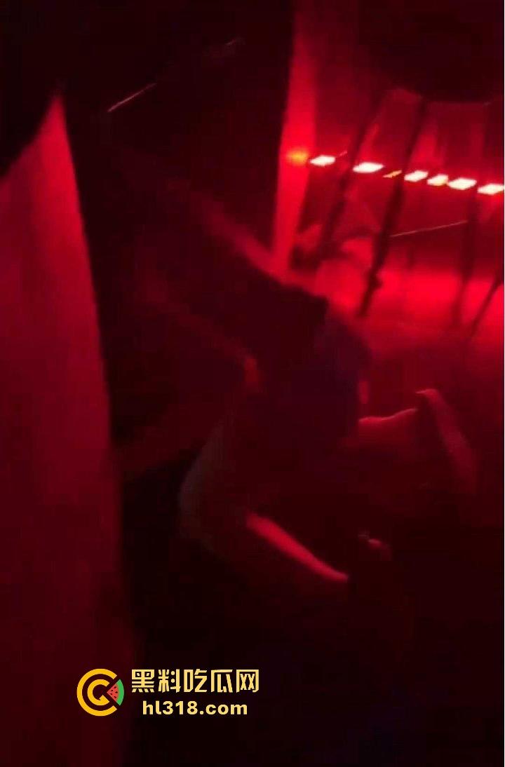 主人的任务调教！为得到主人的奖励，双马尾小萝莉身穿比基尼在酒吧跪地爬行，事后主人自慰水晶棒满足！-4