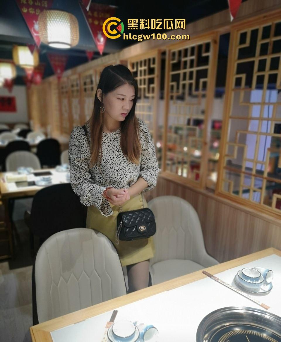 济宁露脸黑丝骚逼人妻,背着老公淫趴开局,KTV换黑丝开干一路到酒店,被四男轮到逼都肿了也不怕老公发现?-1