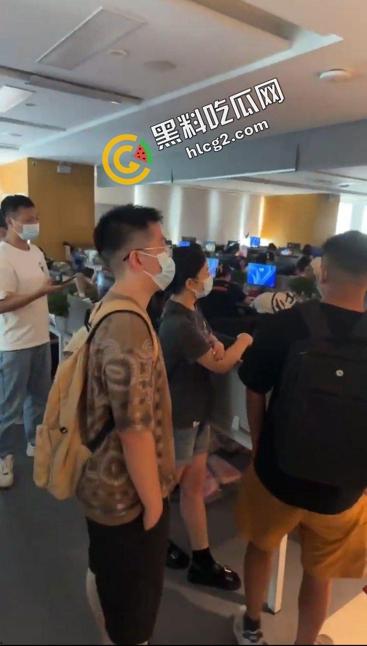 拼多多海外版Tume商家集体维权！因高额罚款 上百商家围堵拼多多广州总部 讨要说法-4