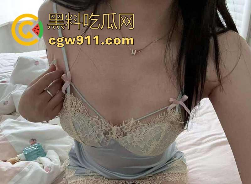 重庆淫荡骚货【周灵浩】高颜值极品身材女神，私下是反差母狗，每天都在发骚，极度饥渴大屌猛入！-3