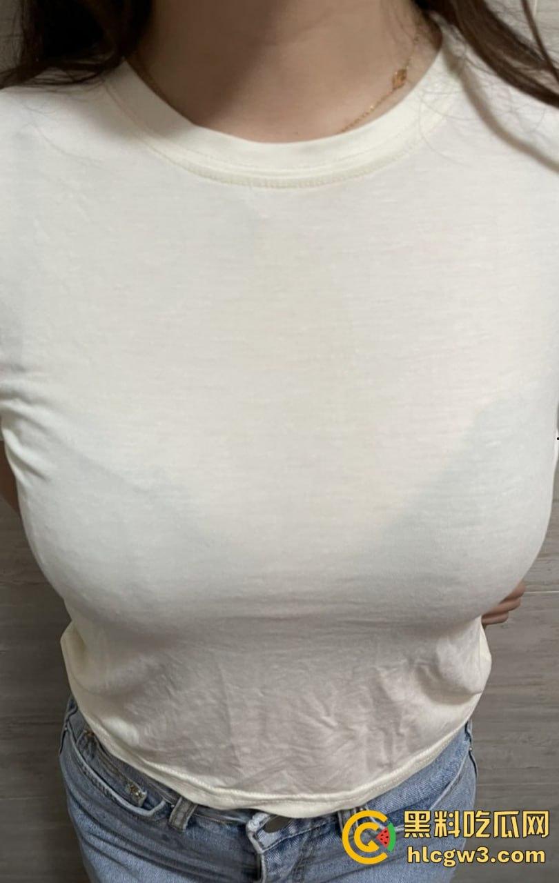 杭州极品骚货人妻【雪莉】大肚婆性欲爆表，浴室湿身口交狂舔，后入猛干无套中出，浴室爆操视频意外流出！-17