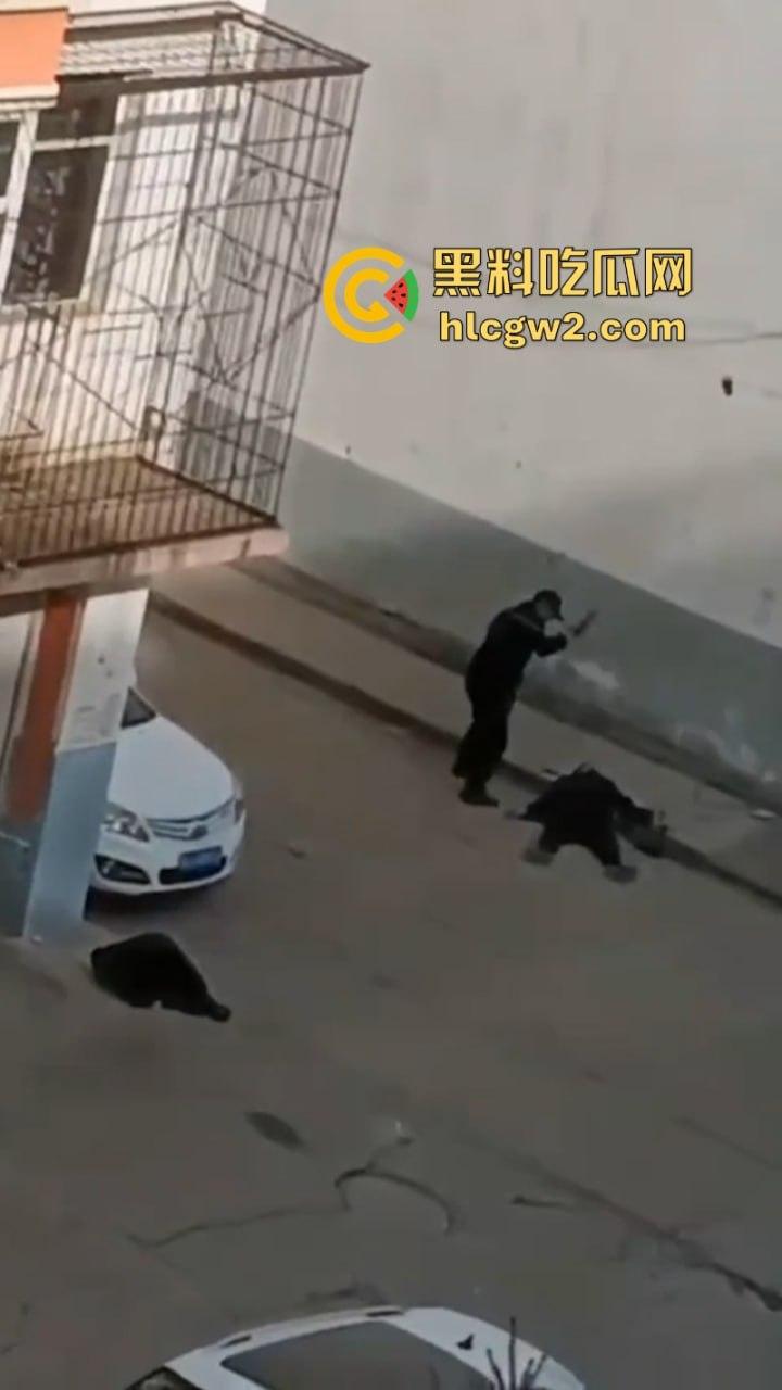 江西徐州一女子因沉迷赌博被老公当街砍成肉酱 现场视频曝光路人都吓yue了-3