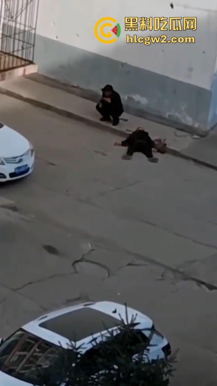 江西徐州一女子因沉迷赌博被老公当街砍成肉酱 现场视频曝光路人都吓yue了-5