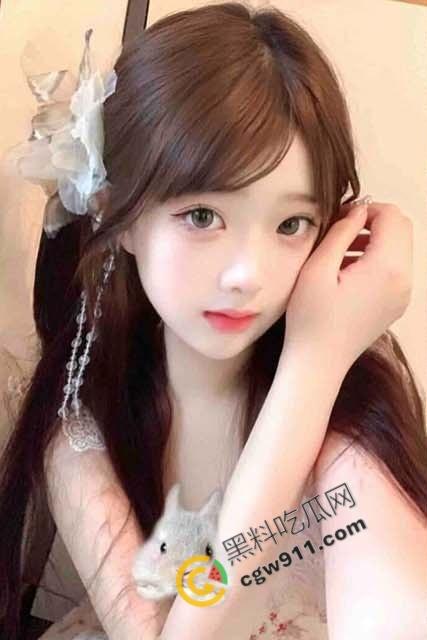 海角达人：趁姐姐熟睡弟弟偷偷插入了姐姐的蜜穴，大胆的弟弟与诱人姐姐的秘密-1