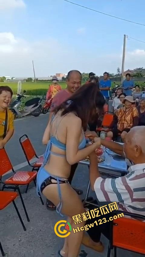 80岁老伯生日点名要比基尼小妹来陪跳艳舞，海绵体硬不起来也要吸奶当蛋糕舔，这是男人最后的倔强！-4