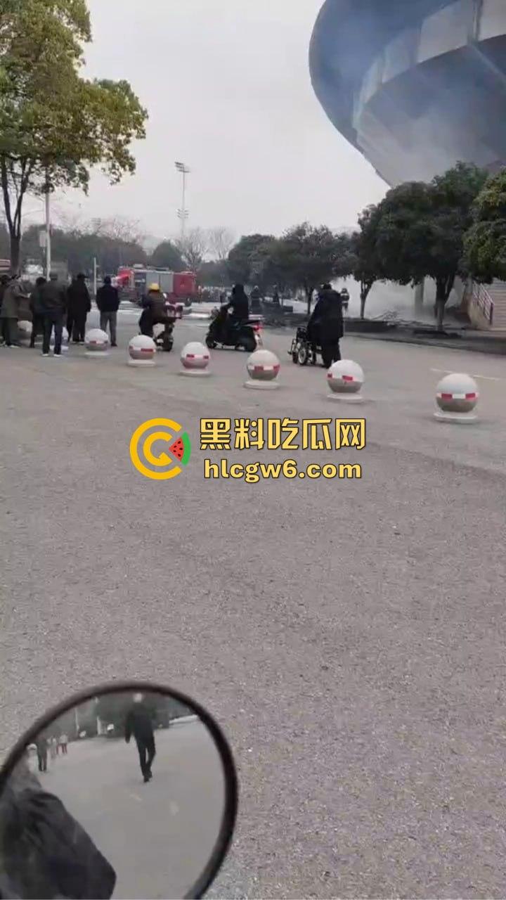 无人机大闹荆州奥体中心，飞行器自作主张冲向构筑物，伤者急救中 飞行员估计没上过航校？-8