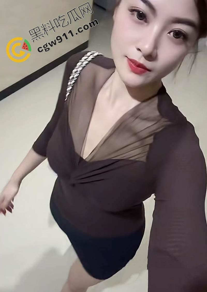 广州小少妇【李美君】遭绿帽癖老公背叛，被迫沦为兄弟们的玩物，骚穴淫水狂喷，堪比AV大片-2