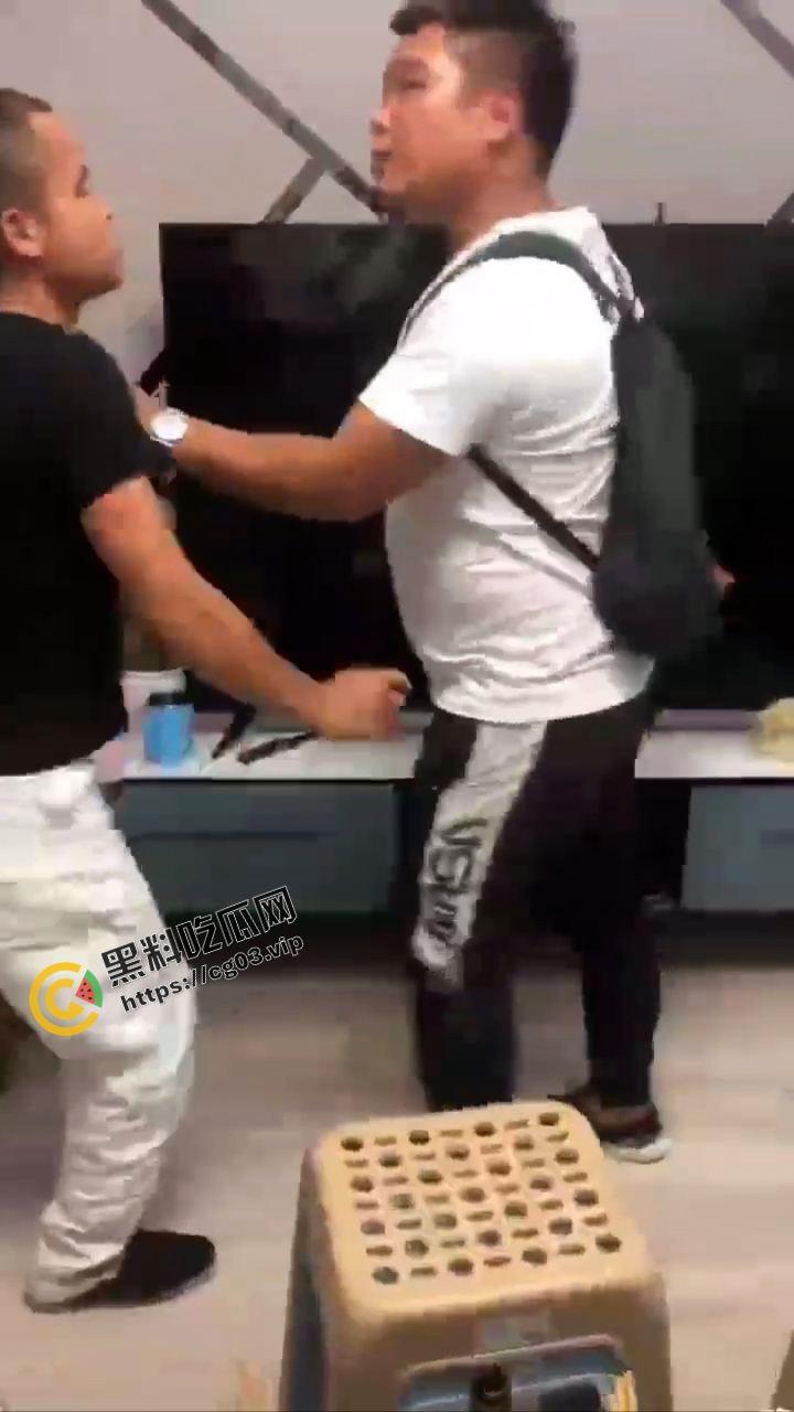 大胆！朋友吵架直接拿刀捅人拉都拉不住  被捅的人直接躺尸-1