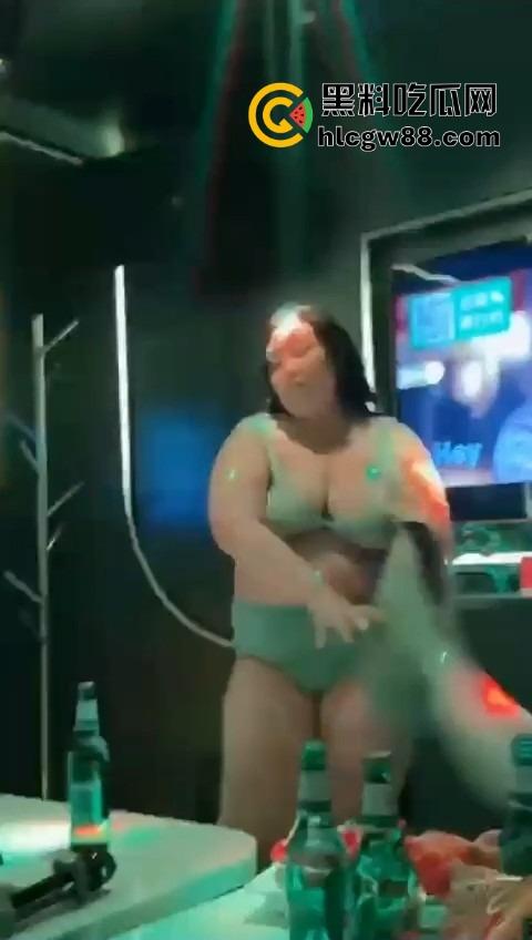 熟透了的熟妇舞娘KTV火力全开！一上台就扭得台下爆炸现场全是荷尔蒙味，气氛嗨到顶，这熟货真是骚出汁了！-6