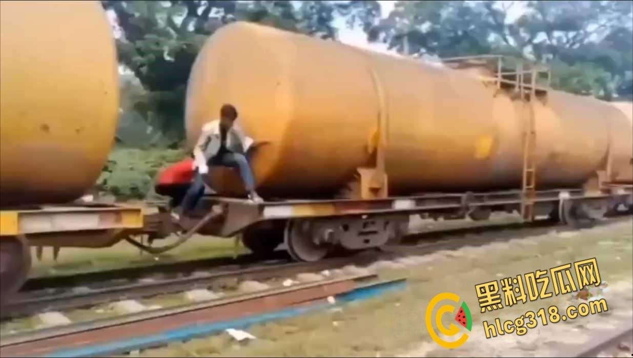 印度阿三搭顺风车，跳车时失误滑下轨道，同伴都没发现，回头身体已是两段 ！-1