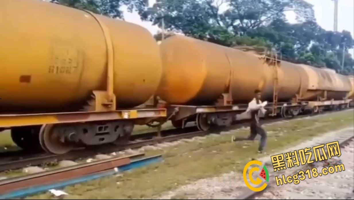 印度阿三搭顺风车，跳车时失误滑下轨道，同伴都没发现，回头身体已是两段 ！-2