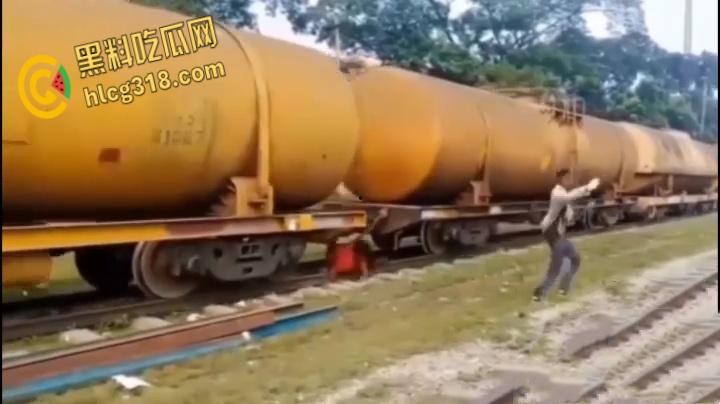 印度阿三搭顺风车，跳车时失误滑下轨道，同伴都没发现，回头身体已是两段 ！-4