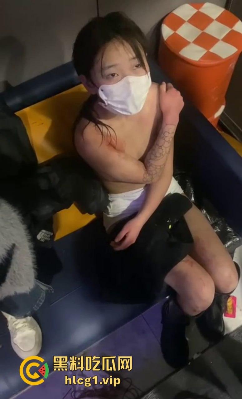 女孩是用来操的 不是用来打的！青海西宁一女孩酒店里遭多人暴打侮辱还被扒去其衣服！-4