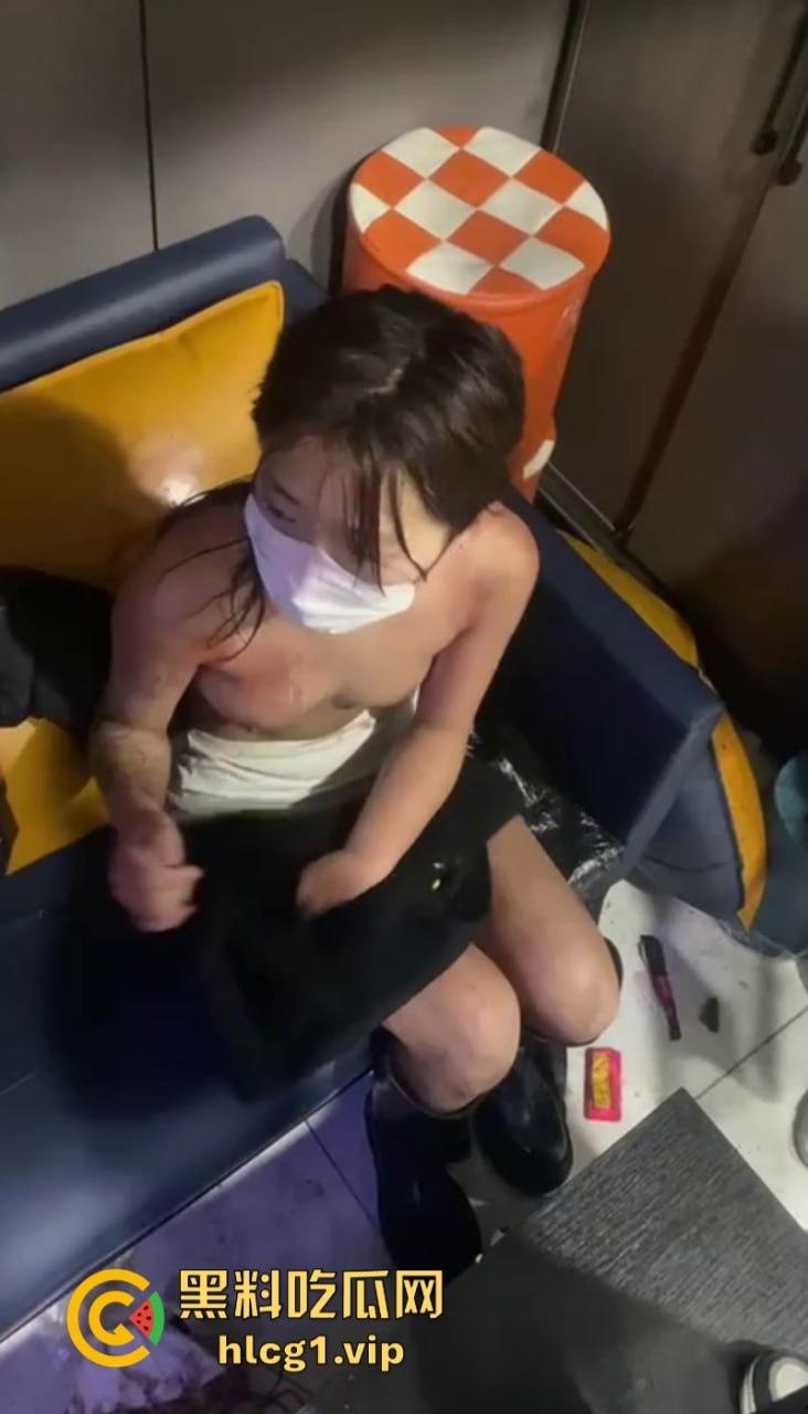 女孩是用来操的 不是用来打的！青海西宁一女孩酒店里遭多人暴打侮辱还被扒去其衣服！-8