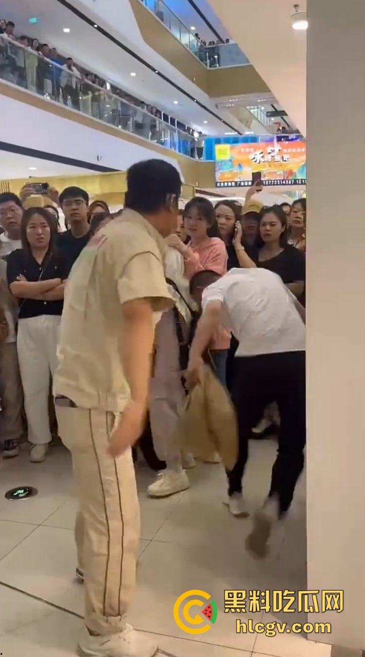 陕西女子带弟弟商场捉奸，姐弟联手怒打小三和渣姐夫！小三哭惨，姐夫被按墙扇脸不敢吭声！-6