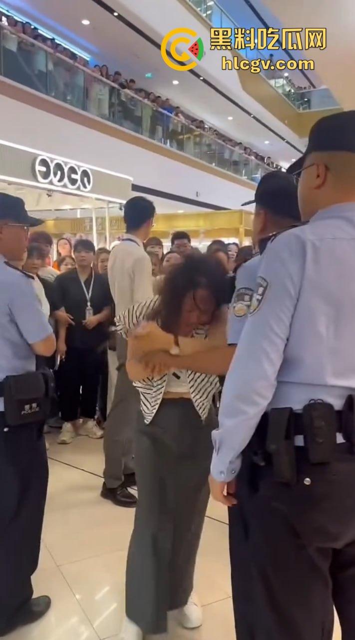 陕西女子带弟弟商场捉奸，姐弟联手怒打小三和渣姐夫！小三哭惨，姐夫被按墙扇脸不敢吭声！-8