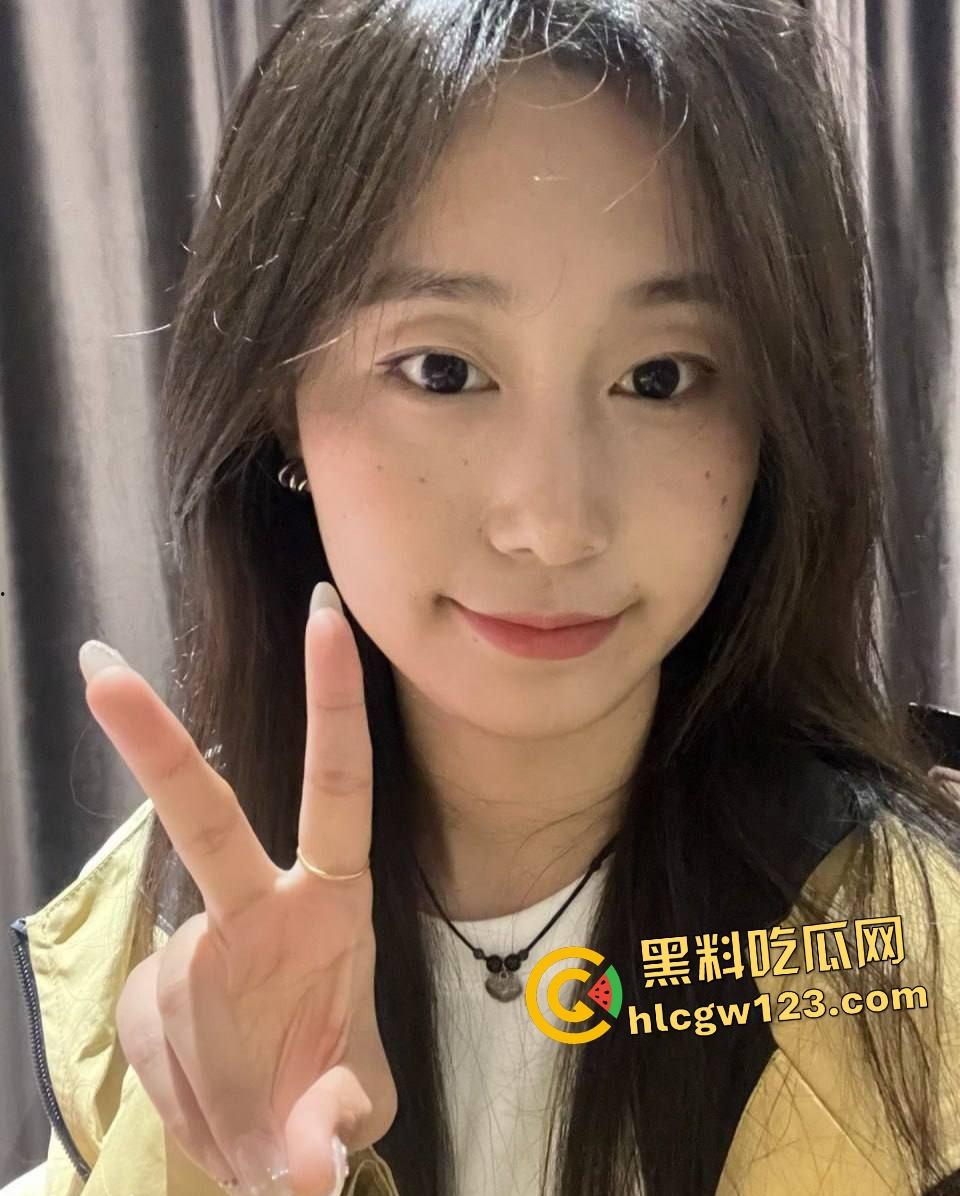 大二女学生辅导员家偷情，母狗式狂野伺候，床上骚姿迷人趁老婆未归先喷点水！-1