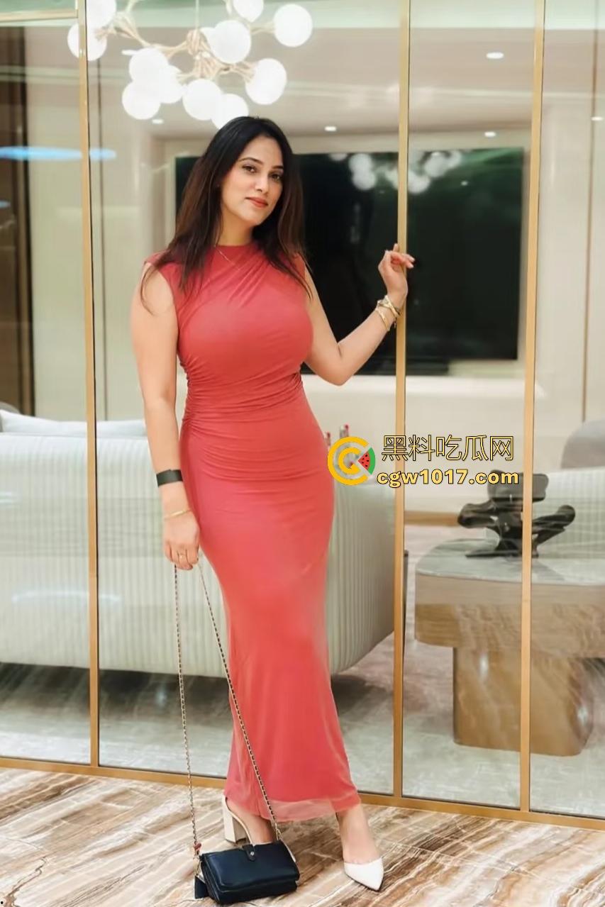 Sia Siberia × Stacy Cruz 双飞光头男，偷吃服务员被抓现行，女友不怒反笑晚上直接拉来3P，一屌二洞三进四出！-1