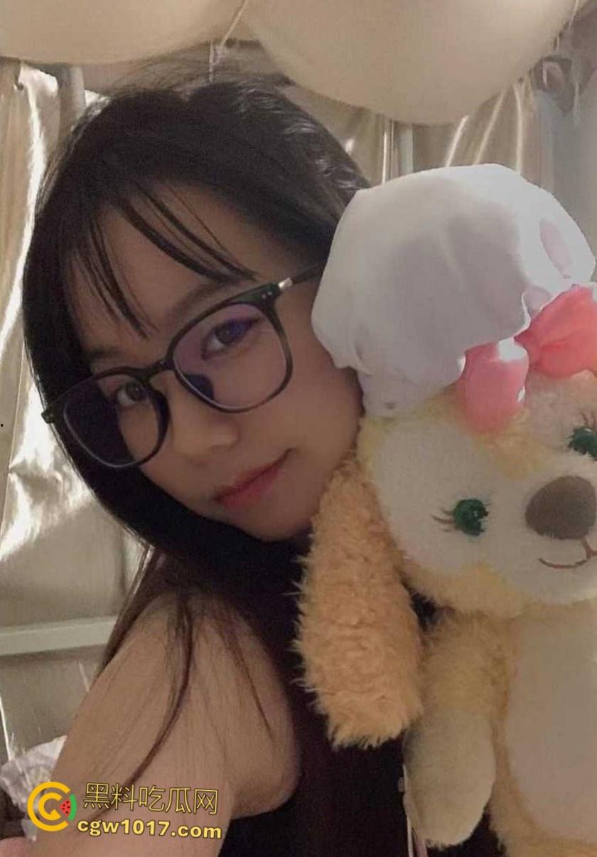 江苏盐城刚毕业幼师【明羽佳】，实习下班主动开房约男友做爱，足交对白超有意思，穿着粉色JK口交被颜射一脸 ！-5