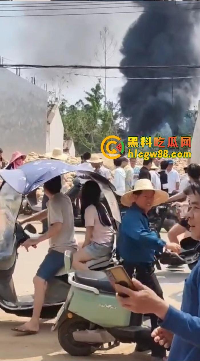 某战区海军战机海南训练失事，飞行员成功跳伞，战机坠毁临高县，所幸未造成地面损失！-7