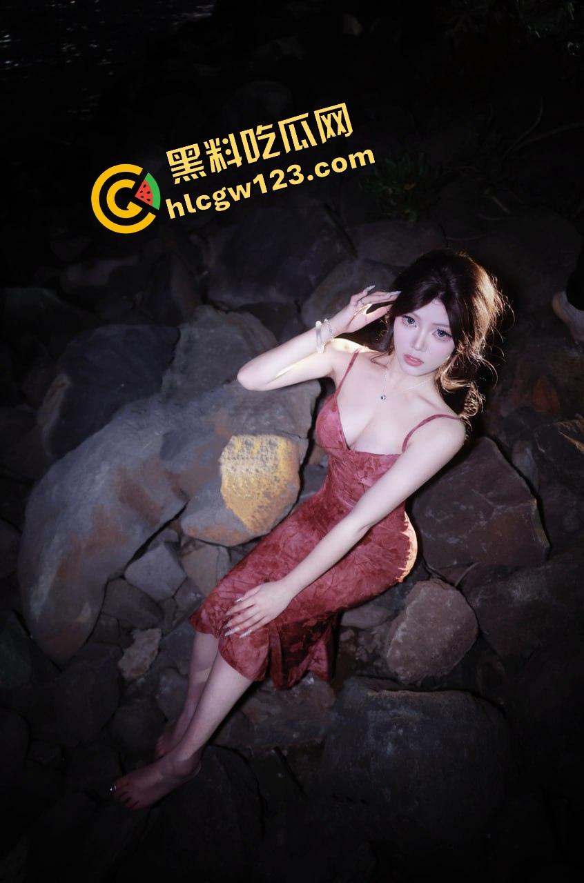 紧致干净的白虎逼，配上又肥又翘的大屁股，像是老天专门拿来装鸡巴用的，你说你忍得住？-3