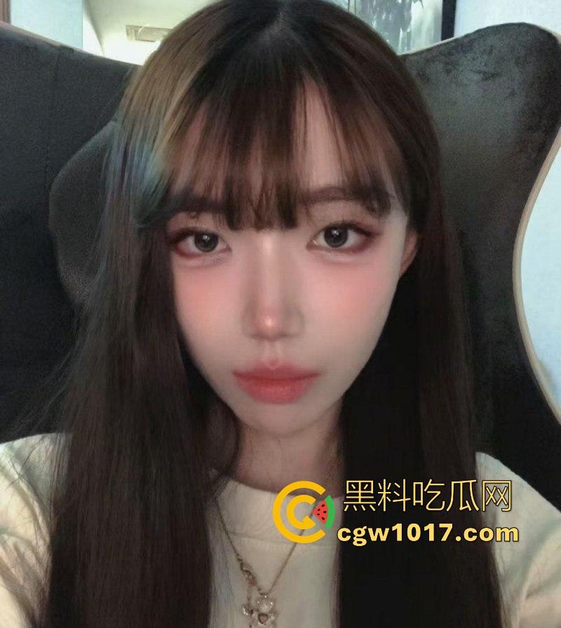 重庆极品陪酒女化身母狗献身客户，身穿黑丝情趣跪地舔屌，精湛的口技搭配上风骚的气质，简直反差到了骨子里！-4