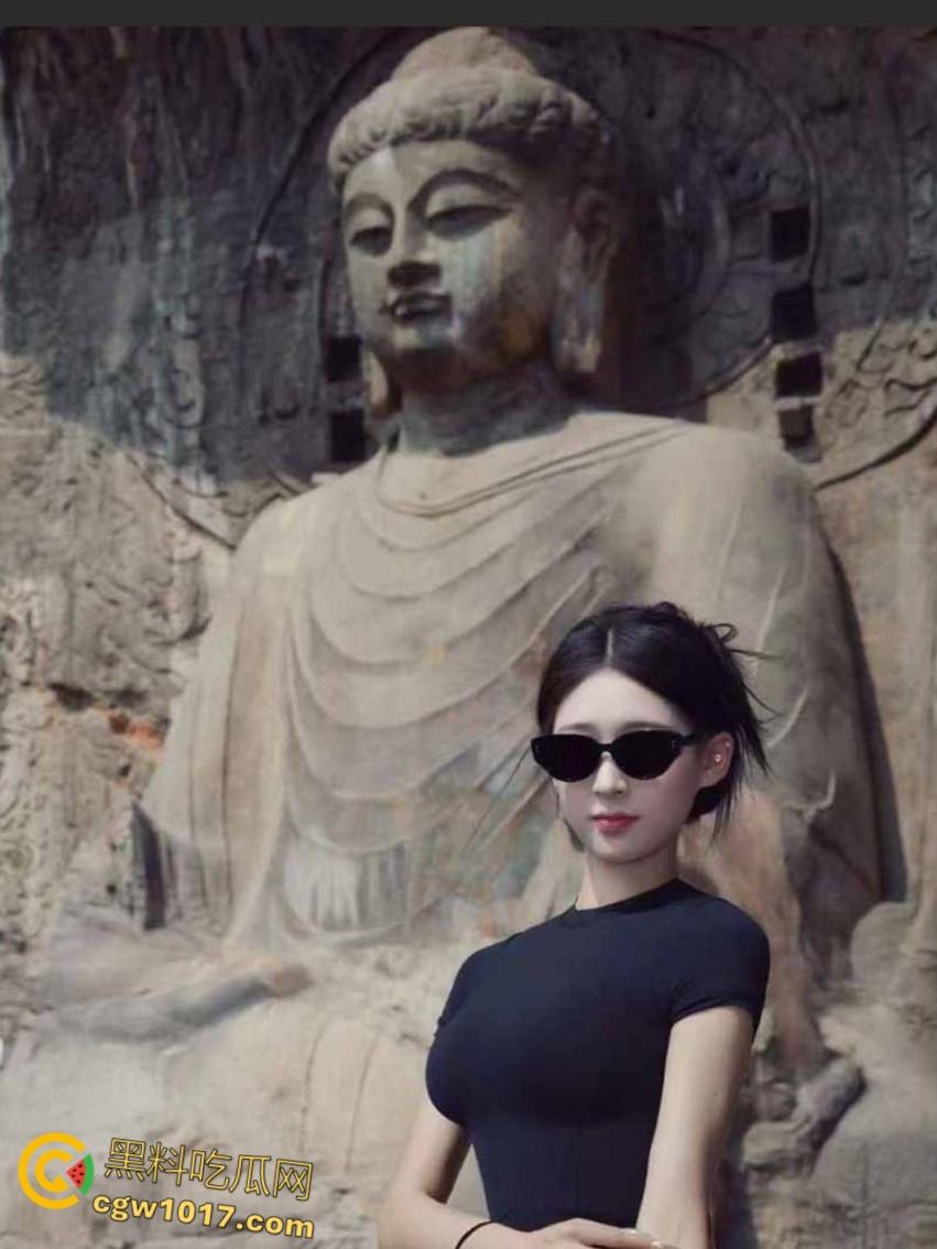 燕京理工学院【何梦琪】，白富美学姐与男友酒店沙发做爱，对镜深喉口交舔蛋，后入爆操呻吟连连！-1