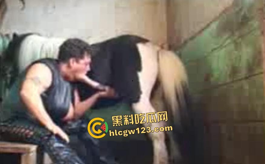 老奶奶吸吮大马鸡巴射精，双手拿着鸡巴像一把枪一样捅进嘴里，精子一股草味！-5