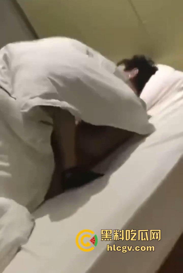 拼多多众筹给兄弟叫鸡，标间5人围观！鸡被搞得尴尬盖被子，兄弟们打牌听歌完全不尊重现场版AV！-7