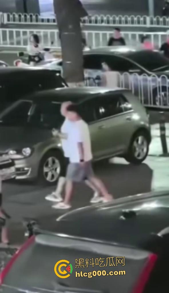 无锡街头裸男老婆被调戏持刀复仇，男小三左腰直接被划开一道口子，差点肾都露出来了！-6