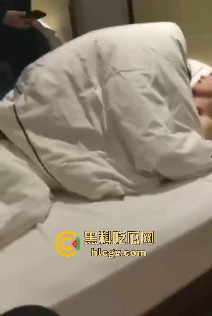 拼多多众筹给兄弟叫鸡，标间5人围观！鸡被搞得尴尬盖被子，兄弟们打牌听歌完全不尊重现场版AV！-8