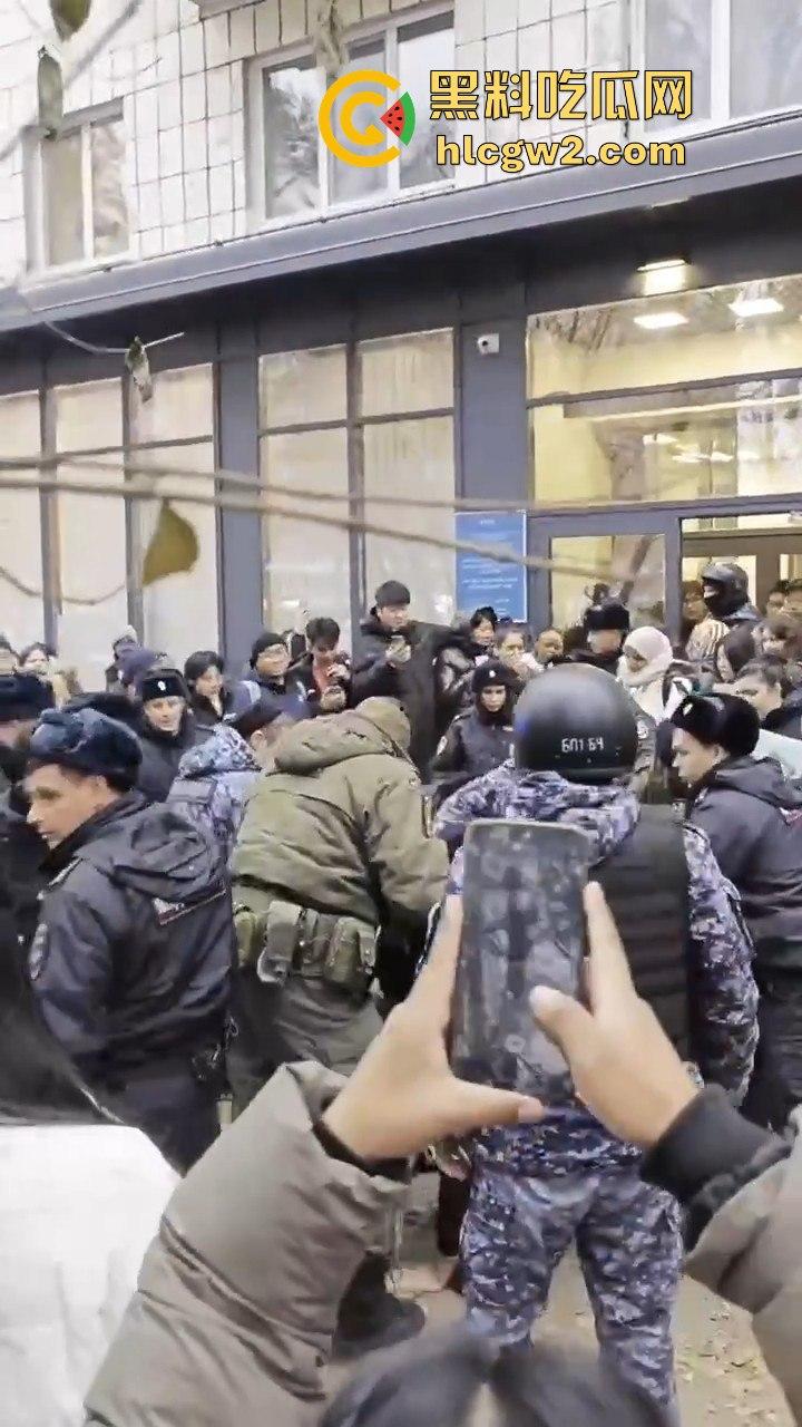 三根警棍破你的英雄梦！俄罗斯哈山外办，伊朗学生挑衅中国同学不服管教被警方制服带走-5