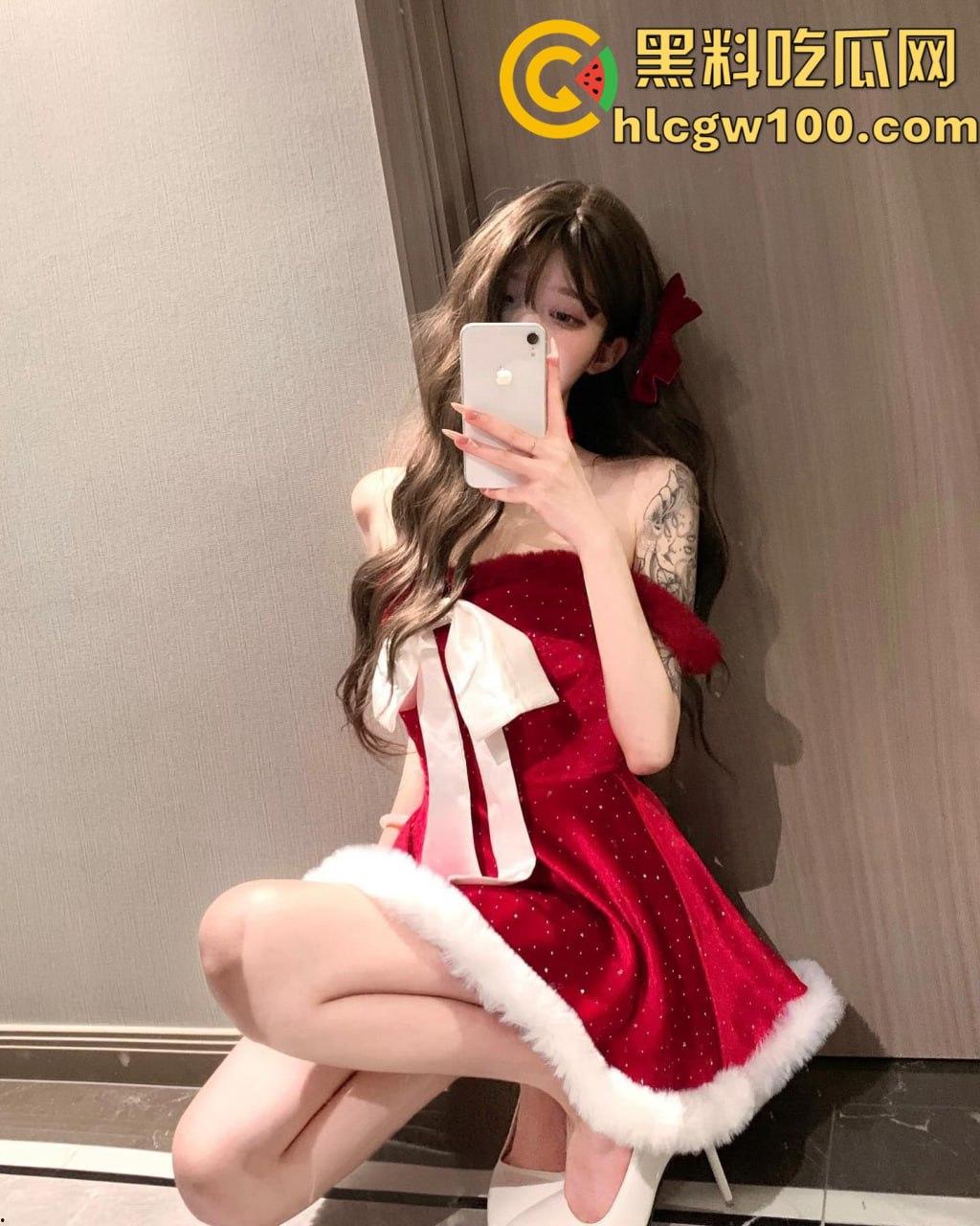 昨晚圣诞夜全员骑鹿 圣诞炮王排行榜火辣出炉 骚气红装妹子一边抽烟喝酒一边操B，礼物湿得发亮！-12