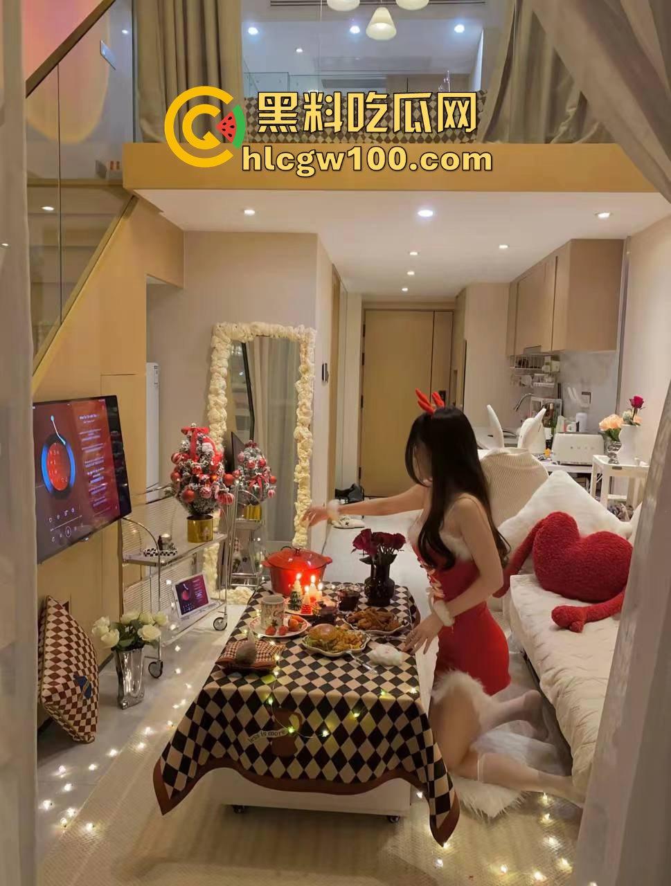 昨晚圣诞夜全员骑鹿 圣诞炮王排行榜火辣出炉 骚气红装妹子一边抽烟喝酒一边操B，礼物湿得发亮！-15