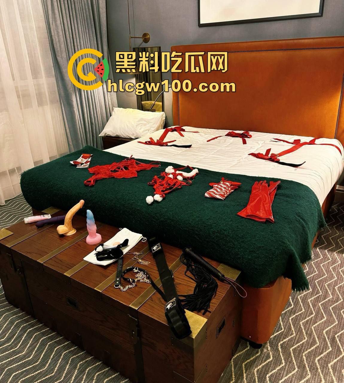 昨晚圣诞夜全员骑鹿 圣诞炮王排行榜火辣出炉 骚气红装妹子一边抽烟喝酒一边操B，礼物湿得发亮！-18