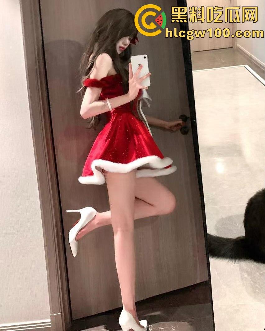 昨晚圣诞夜全员骑鹿 圣诞炮王排行榜火辣出炉 骚气红装妹子一边抽烟喝酒一边操B，礼物湿得发亮！-27