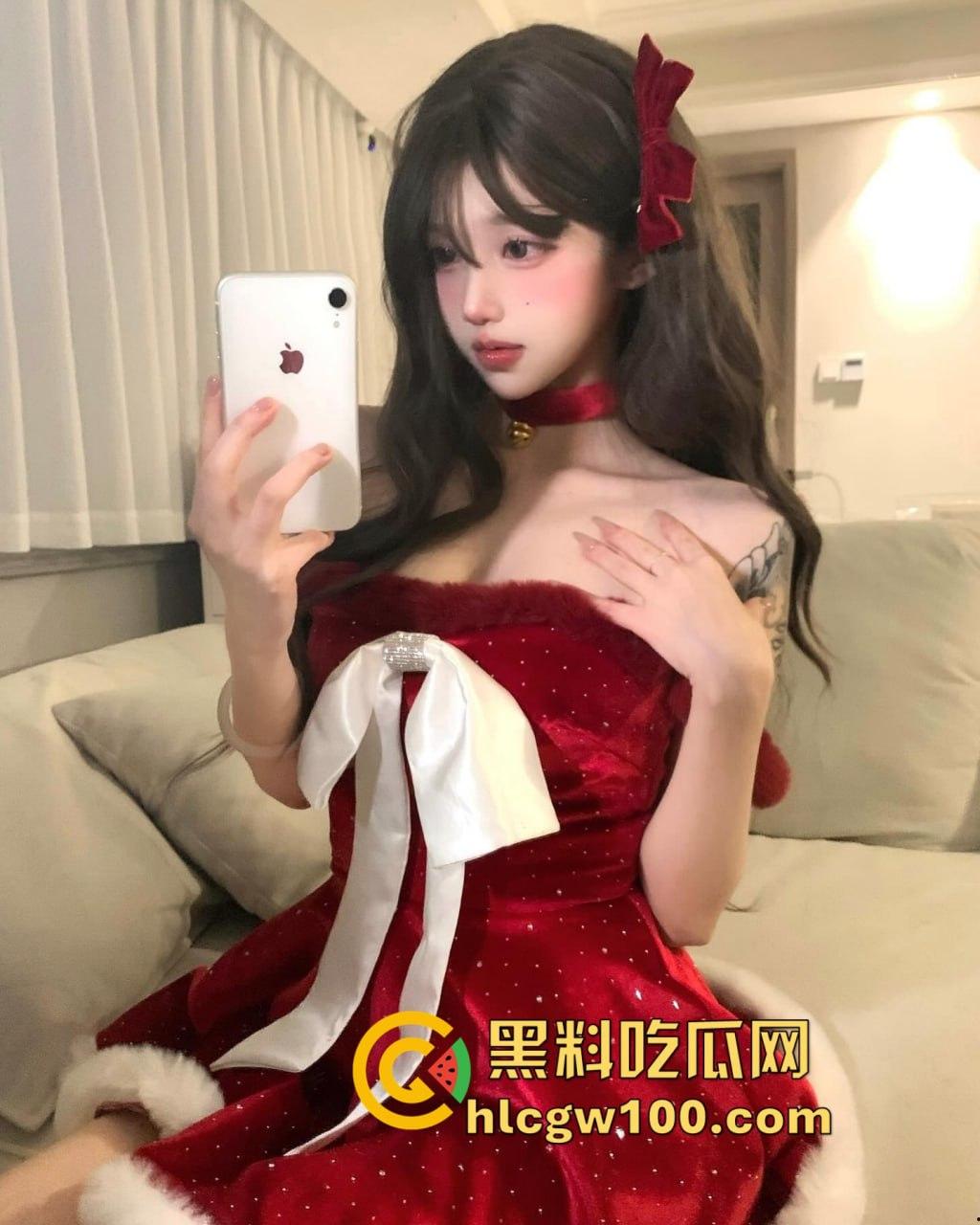 昨晚圣诞夜全员骑鹿 圣诞炮王排行榜火辣出炉 骚气红装妹子一边抽烟喝酒一边操B，礼物湿得发亮！-32