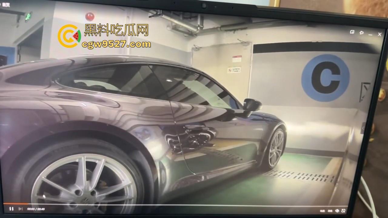 保时捷718车主地下停车场车震被偷拍，有钱人就是好呀，长的不太行但上的女的身材颜值都很好，羡慕！-3