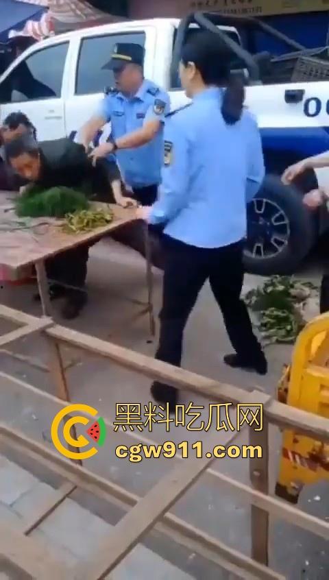 老头因菜市场摆摊和城管发生口角后斗殴！数人暴力执法将老头擒获，有执照的流氓？-1