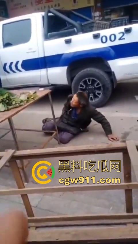老头因菜市场摆摊和城管发生口角后斗殴！数人暴力执法将老头擒获，有执照的流氓？-7