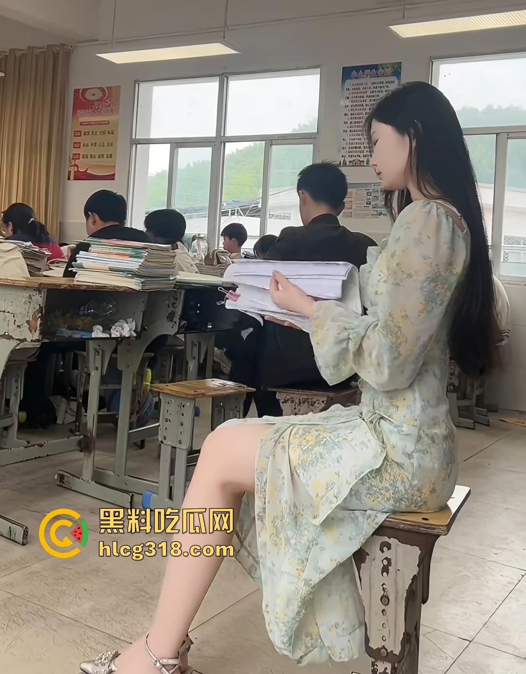 厦门一中【陈晓露】肉丝足交校长，骂鸡鸡短废物只能被踩在脚下，校长句句回应高潮射在脚上，这校长给陈老师当吧！-2